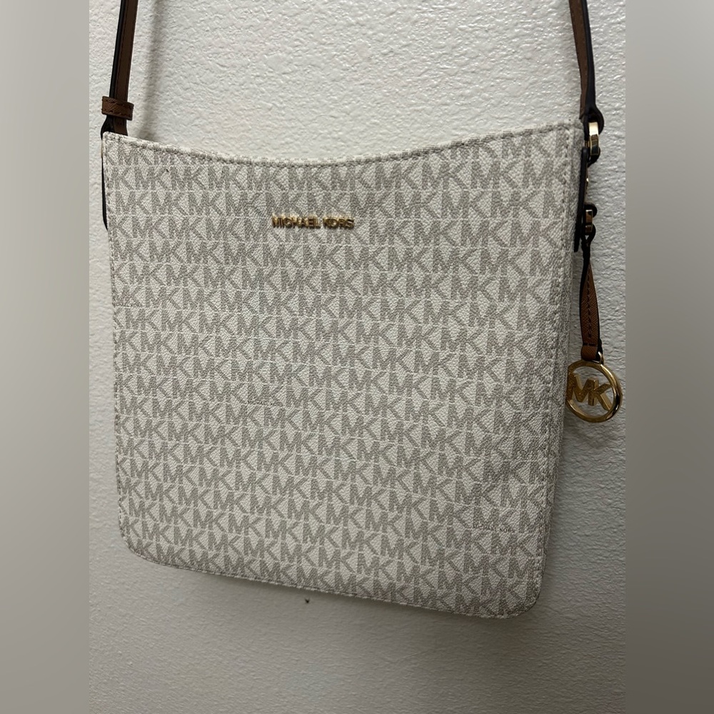 Michael Kors jet set messenger
